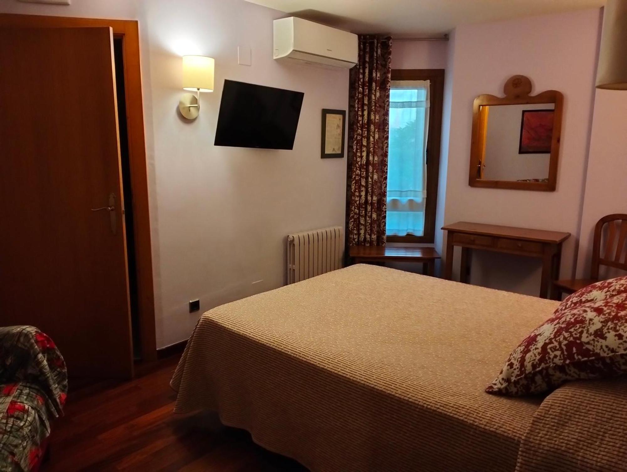 Hotel Aragueells Бенаске Екстер'єр фото