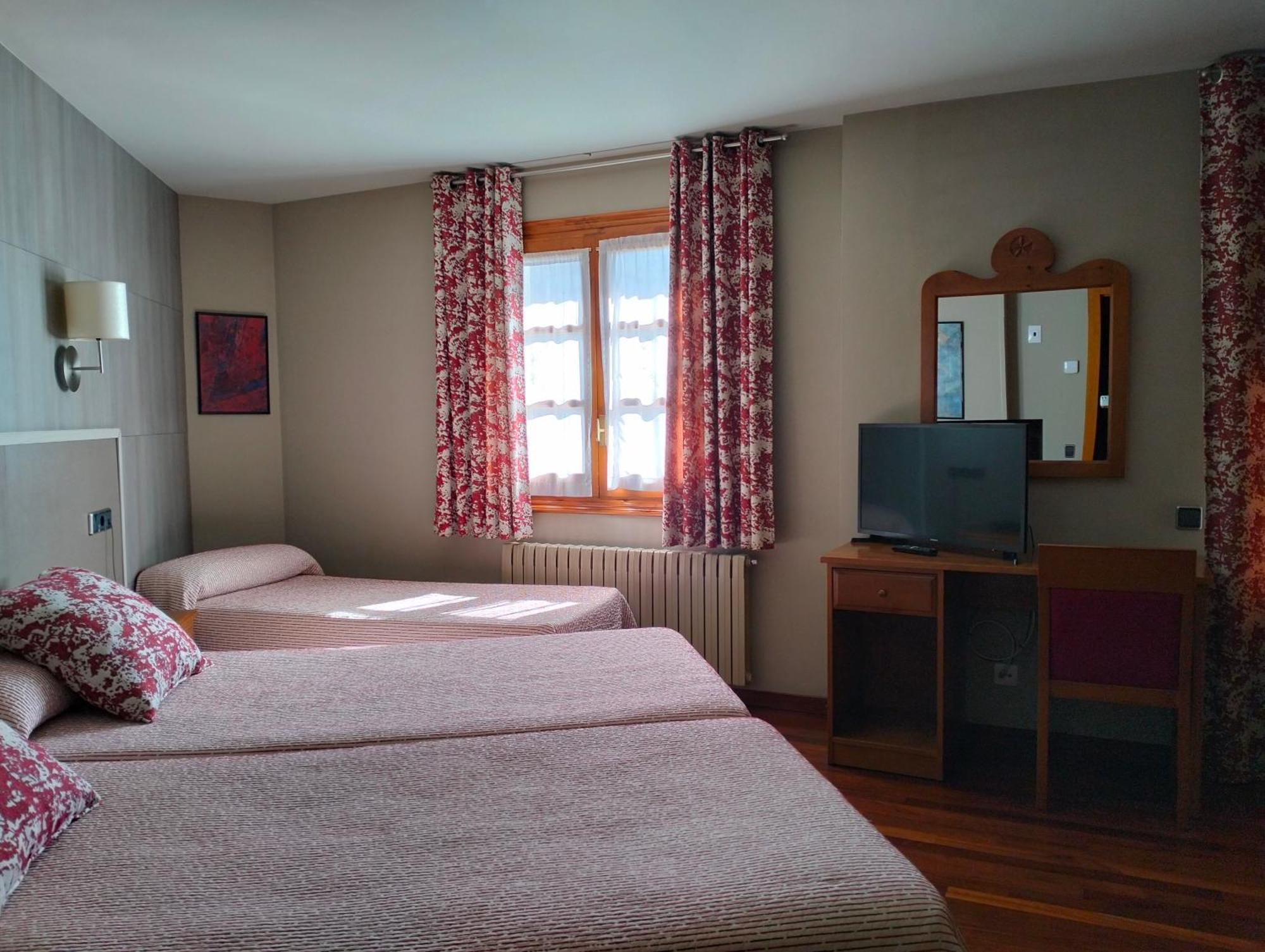 Hotel Aragueells Бенаске Екстер'єр фото